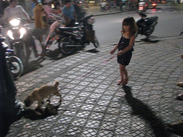 Không chỉ riêng teen chuộng thú cưng mà các teen nhí cũng rất hào hứng không kém