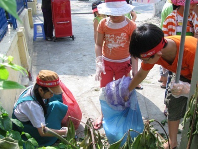 Nhiều hoạt động thiết thực cấn thiết giúp rèn luyện cho bé ngay từ bước đi đầu tiên trong cuộc sống.