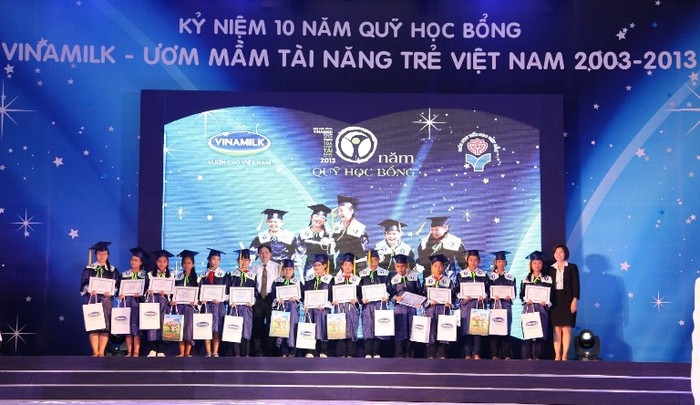 Ông Phạm Ngọc Định – Vụ trưởng vụ giáo dục tiểu học (Bộ Giáo dục và Đào tạo) và Bà Bùi Thị Hương – Giám Đốc Đối Ngoại Vinamilk trao học bổng cho các em học sinh được nhận học bổng của Quỹ học bổng “Vinamilk - Ươm mầm tài năng trẻ Việt Nam” năm học 2013