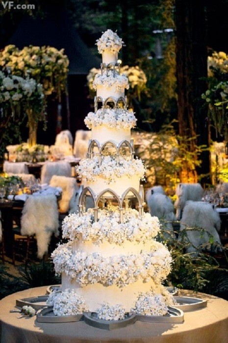 Chiếc bánh cưới sáu tầng được kết hoa tuyệt đẹp