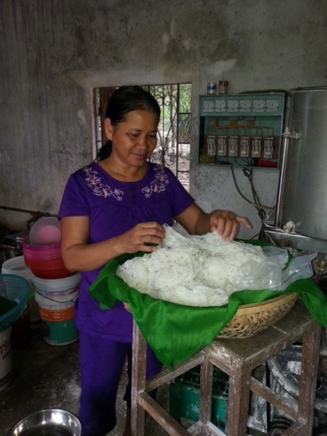 Bà Thảo tần tảo cùng gánh bún nuôi các con ăn học thành đạt. Ảnh Hồng Hạnh