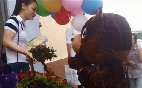 Cô gái nhận lãng hoa của chàng gấu