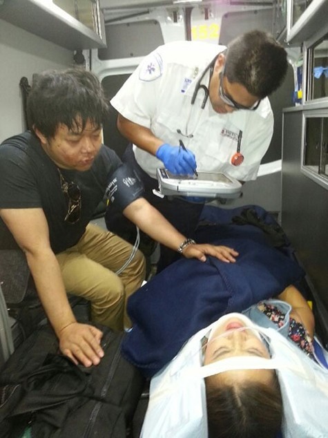 Hình ảnh Quang Lê mặt mũi xây xước đang ngồi bên ca sĩ Lam Anh sau vụ tai nạn ngày 13/9.