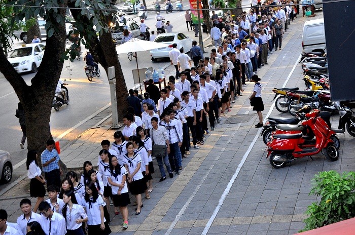 Hàng ngày vẫn có hàng nghìn người xếp hàng vào viếng Đại tướng Võ Nguyên Giáp