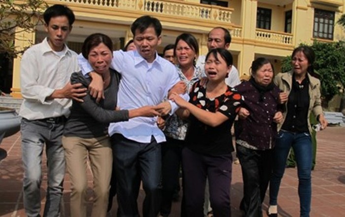 Ông Nguyễn Thanh Chấn (thứ 3 từ trái sang) trở về trong vòng tay của người thân sau 10 năm ngồi tù vì bị xử oan