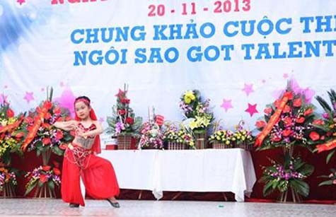 Giải nhì Trịnh Phương Vy lớp 1A3 với màn múa "Đêm Ả rập" vô cùng điêu luyện