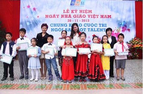 Nhà giáo Phạm Bích Ngà và ban giám khảo trao giấy chứng nhận và phần thưởng cho các tài năng nhí xuất sắc của Ngôi Sao's Got Talent 2013./.