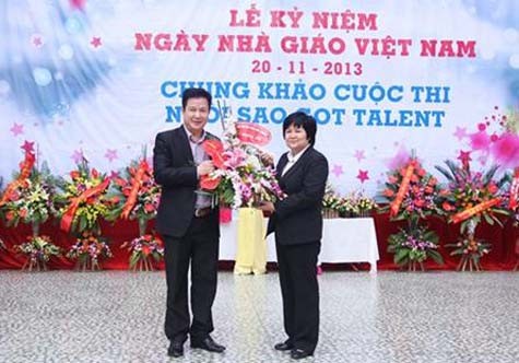 Ông Lê Minh Long - trưởng ban đại diện cha mẹ học sinh chúc mừng và trao tặng Nhà trường bó hoa tươi thắm