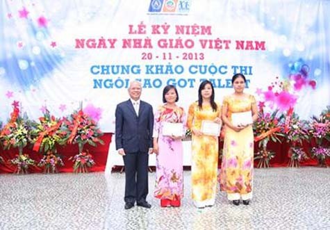 TS Nguyễn Văn Hòa - thành viên HĐQT trao bằng khen cho giáo viên đạt danh hiệu dạy giỏi cấp quận 2012- 2013