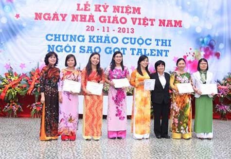 Ban giám hiệu trao giải cho các giáo viên đạt Nhất - Nhì - Ba trong Hội thi giáo viên dạy giỏi cấp trường 2013 - 2014