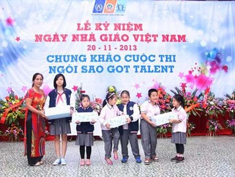 Cô Nguyễn Thị Thọ - đại diện Ban thi đua trao quà cho 3 tập thể lớp có thành tích thi đua xuất sắc: Nhất - 1A1, Nhì 1A3, Ba - 1A4 và khối THCS là lớp 8A