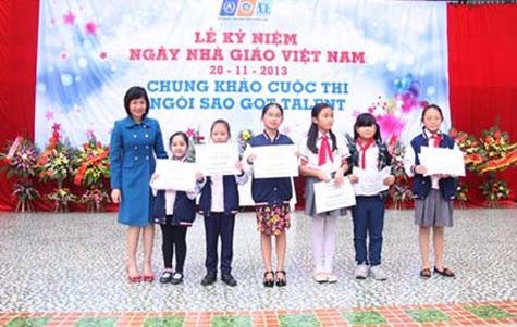 Đại diện Trung tâm E360 trao giải Nhất - Nhì - Ba cho các bạn học sinh đạt giải của thi "My Teacher"