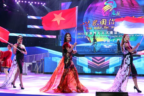 Trần Thị Quỳnh xuất hiện với lá cờ đỏ sao vàng