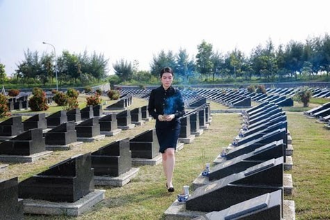 Cựu Đại sứ Du lịch Việt Nam Lý Nhã Kỳ thắp hương tưởng nhớ các liệt sĩ ở nghĩa trang Rừng Sác.