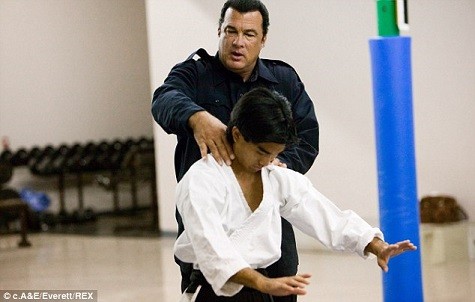 Nam diễn viên Steven Seagal sẽ tăng cường kiểm soát biên giới nếu làm Thống đốc Arizona.