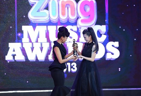 Đông Nhi nhận giải Nữ nghệ sĩ được yêu thích nhất