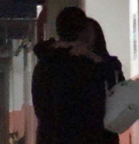 Hai người bị bắt gặp ôm hôn thắm thiết trong sảnh khách sạn hôm 23/11
