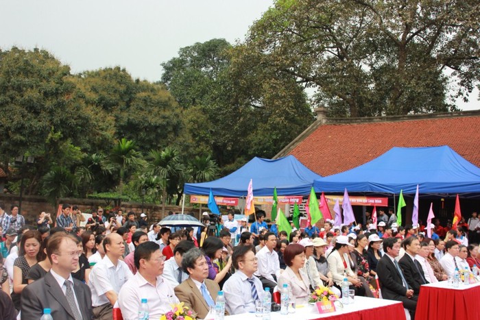 Ngày khai mạc tập trung vào các hoạt động trình diễn thơ và văn xuôi, thi xếp sách nghệ thuật, thi vẽ tranh theo sách, tìm hiểu kiến thức qua sách báo.