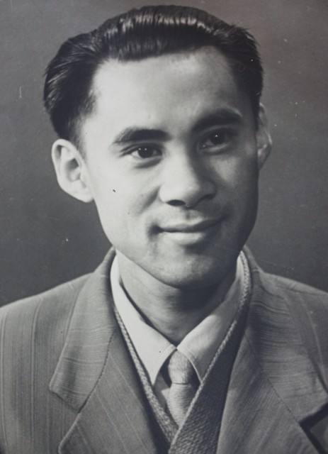 GS.TS Nguyễn Đình Tứ (1932-1996) là một nhà vật lý hạt nhân, nhà lãnh đạo nền khoa học Việt Nam. Ông từng là Phó Chủ tịch Hội Vật lý Việt Nam (1966-1985), Phó Hiệu trưởng Trường ĐH Tổng hợp Hà Nội (tháng 7, 1971 - tháng 3, 1976). >>Chùm ảnh: Bộ trưởng Phạm Vũ Luận thăm Lớp học Hy vọng >>Những hình ảnh xúc động về "lớp học tật nguyền" của bà lão 80 tuổi >>NHỮNG BỨC ẢNH ĐEN TRẮNG QUÝ HIẾM VỀ HỌC SINH THỜI CHIẾN >>Chùm ảnh: Bộ trưởng Phạm Vũ Luận đánh trống khai giảng năm học mới >>Phát sốt vì 4 nữ giáo viên xinh đẹp >>Hoa khôi ĐH Thương Mại 2012 duyên dáng áo dài