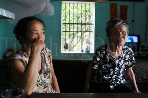 Họ hàng, hàng xóm kéo đến nhà Hậu bàn chuyện đưa ông Vệ (bố Hậu - bị bệnh thần kinh bẩm sinh, gần đây bị đau ngực, phổi) đi viện và chuyện làm thủ tục cho Hậu nhập học. Có lẽ, vài ngày nữa, lúc Hậu nhập trường, cũng là lúc bố Hậu nhập viện. >>Bản hiếu học ở cuối trời Tây Bắc >>Những hình ảnh ấn tượng về trẻ em ở Trường Sa >>Phát sốt vì cô giáo xinh đẹp của trường chuyên Hà Nội - Amsterdam