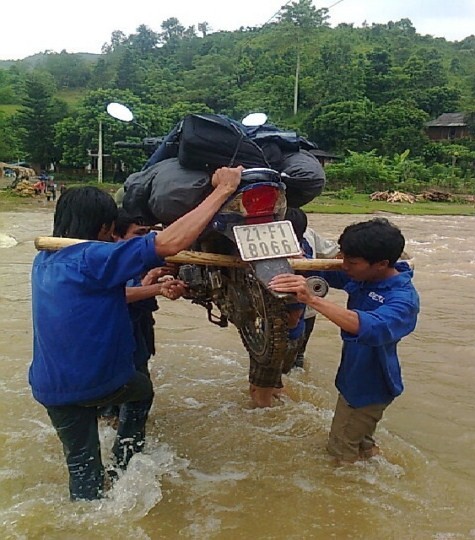 Khiêng xe qua suối lên trường .