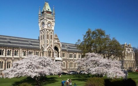ĐH Otago, New Zealand có nhiều tòa nhà đẹp, trong đó có cả cấu trúc tân Gothic của thế kỉ 19 ở trung tâm trường. Và dường như điều đó là chưa đủ khi tòa nhà này còn nằm cạnh một dòng sông. >> Chùm ảnh: Nét hồn nhiên của các bé khiếm thính ngày tựu trường >> Chùm ảnh: Giới trẻ Hà Thành chào Quốc khánh bằng đàn ghita >>Nữ sinh đẹp rạng ngời ngày khai trường >> Rơi nước mắt, học sinh quỳ đất trong lễ tựu trường