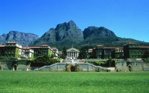 Có thể những tòa nhà của ĐH Cape Town, Nam Phi không bắt mắt như một số đại học khác, song thiết kế dưới chân núi của trường này thực sự ấn tượng. >> Chùm ảnh: Nét hồn nhiên của các bé khiếm thính ngày tựu trường >> Chùm ảnh: Giới trẻ Hà Thành chào Quốc khánh bằng đàn ghita >>Nữ sinh đẹp rạng ngời ngày khai trường >> Rơi nước mắt, học sinh quỳ đất trong lễ tựu trường