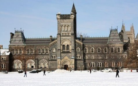 Tòa nhà oai nghiêm này là một phần của ĐH Toronto, Canada được thành lập năm 1827. Các tòa nhà của trường chủ yếu là sự kết hợp giữa kiến trúc Romanesque và Gothic. ĐH Toronto trông rất quyến rũ vào mùa đông. >> Chùm ảnh: Nét hồn nhiên của các bé khiếm thính ngày tựu trường >> Chùm ảnh: Giới trẻ Hà Thành chào Quốc khánh bằng đàn ghita >>Nữ sinh đẹp rạng ngời ngày khai trường >> Rơi nước mắt, học sinh quỳ đất trong lễ tựu trường
