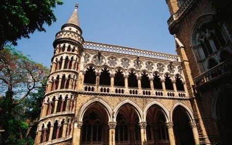 Khuôn viên ban đầu của ĐH Mumbai (Ấn Độ) được xây dựng vào thế kỉ 19 và có nhiều tòa nhà đẹp, bao gồm cả cầu thang xoắn ốc. Tòa tháp Rajabai của trường này được xây dựng theo mô hình Big Ben và là một trong những địa danh nổi tiếng nhất của Mumbai. >> Chùm ảnh: Nét hồn nhiên của các bé khiếm thính ngày tựu trường >> Chùm ảnh: Giới trẻ Hà Thành chào Quốc khánh bằng đàn ghita >>Nữ sinh đẹp rạng ngời ngày khai trường >> Rơi nước mắt, học sinh quỳ đất trong lễ tựu trường