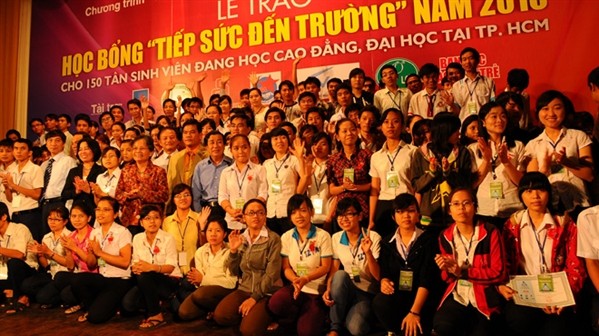 Lễ trao học bổng Tiếp sức đến trường.