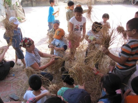 Các bé cùng các bác nông lân làm bù nhìn rơm. Chùm ảnh: Tìm giải pháp cải thiện khả năng học hỏi của trẻ Chùm ảnh: Chủ tịch nước trồng cây lưu niệm tại Trường ĐH KHXH & NV Chùm ảnh: Học sinh Hà Nội co ro trong cái lạnh đầu mùa