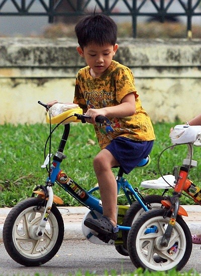 Mẹ Mai Anh kể, khi Thiện Nhân 3 tuổi, thấy anh Hải Minh đi xe đạp thì rất thích. Nhân dịp cậu bé sinh nhật lần thứ 3, Nhân đã được tặng chiếc xe đạp. >>Một ngày đến lớp của "chú lính chì" Thiện Nhân Chùm ảnh: Đáng yêu những 'thiên thần nhỏ' ngày khai trường >> Rơi nước mắt, học sinh quỳ đất trong lễ tựu trường Chùm ảnh: Nét hồn nhiên của các bé khiếm thính ngày tựu trường >>Truyện "Cây tre trăm đốt": Con gái Phú ông "mua chồng" ngoài chợ