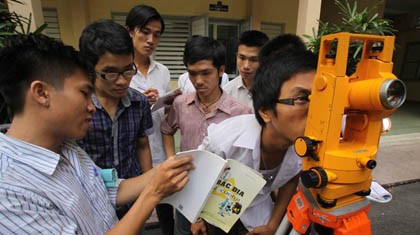 Sinh viên khoa địa chất Trường ĐH Khoa học tự nhiên (ĐHQG TP.HCM) thực hành đo trắc địa.