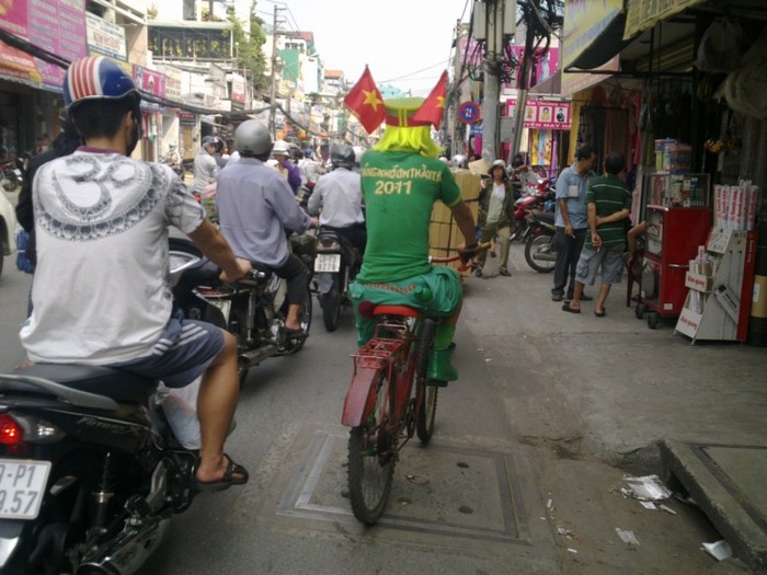 Người đàn ông hóa trang trong trang phục toàn màu xanh, trên áo in dòng chữ: Tháng nhớ ơn thầy cô 20/11. Chùm ảnh: Những tấm thiệp đầy ý nghĩa ngày Nhà giáo Việt Nam Những hình ảnh xúc động về "lớp học tật nguyền" của bà lão 80 tuổi Những hình ảnh xúc động... "Mẹ hiền của chúng con" Chùm ảnh: Ước mơ của trẻ thơ qua tranh vẽ