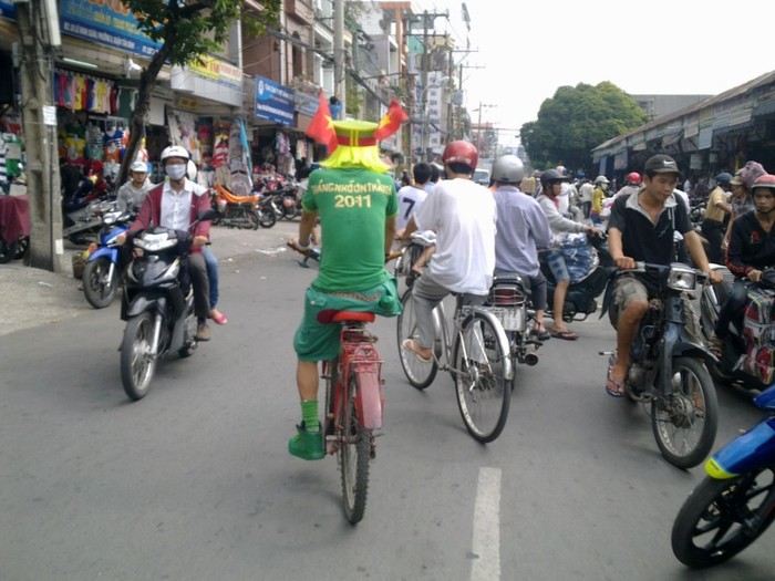 Người đàn ông đạp xe lòng vòng qua nhiều con phố. Chùm ảnh: Những tấm thiệp đầy ý nghĩa ngày Nhà giáo Việt Nam Những hình ảnh xúc động về "lớp học tật nguyền" của bà lão 80 tuổi Những hình ảnh xúc động... "Mẹ hiền của chúng con" Chùm ảnh: Ước mơ của trẻ thơ qua tranh vẽ