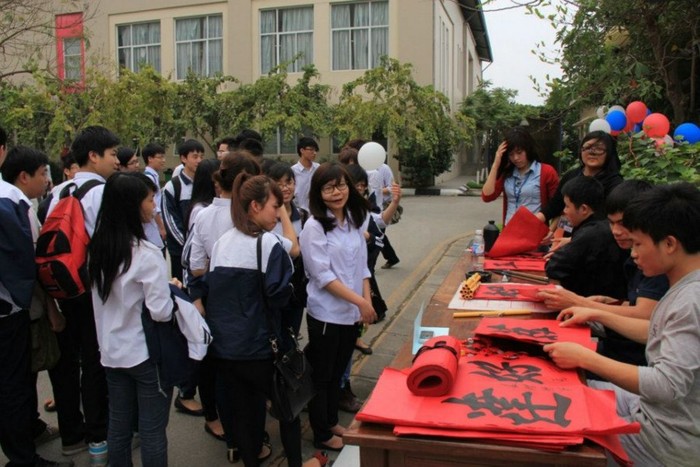Một nhóm sinh viên ĐH Thăng Long tái hiện văn hóa đầu năm xin chữ may mắn.