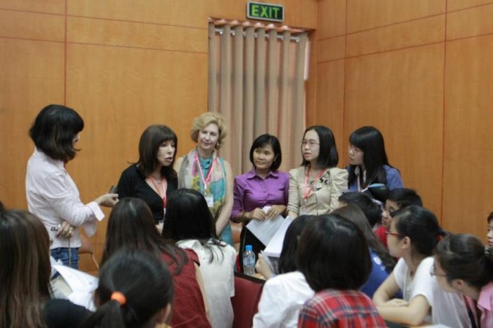 Nhóm thảo luận giữa các nhà lãnh đạo nữ Trường ĐH Havard và SV Ngoại thương.