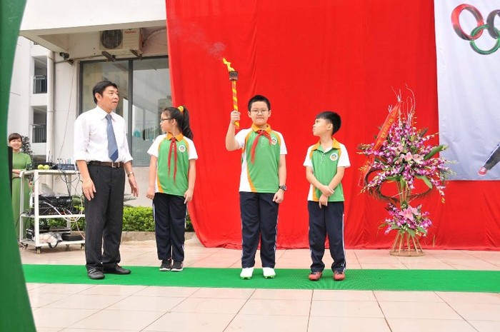 3 học sinh tiêu biểu cho tài năng và sự rèn luyện của Trường Ngôi Sao trong lễ rước đuốc.