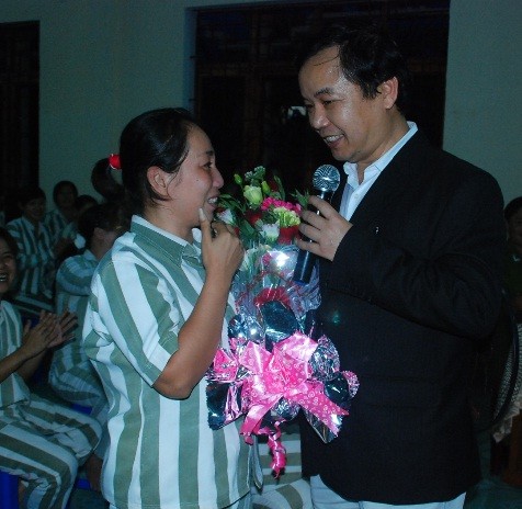 Đại diện First tặng hoa cho phạm nhân Lâm Thị Mai, 28 tuổi