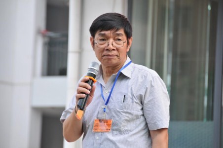 Thầy Đỗ Quang Hợp – Hiệu trưởng Nhà trường lên phát biểu khai mạc Hội thi.