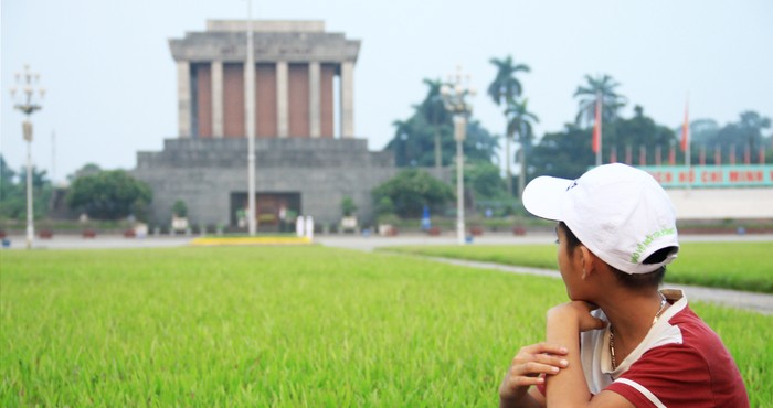 6h sáng hằng ngày, trong tiếng Quốc ca hào hùng, lá cờ Tổ quốc được đội danh dự kéo lên, tung bay trước lăng Chủ tịch Hồ Chí Minh. Báo Giáo dục Việt Nam ghi lại hình ảnh này dịp Quốc khánh.