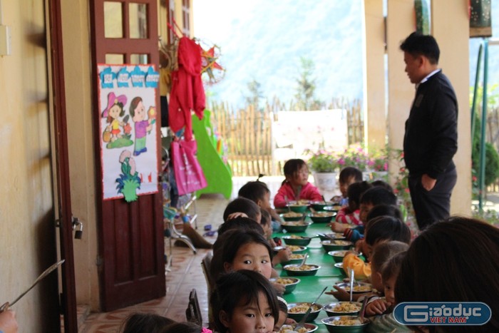 Không chỉ là múa hát, từng bữa cơm, giấc ngủ cho các con, thầy giáo mầm non cũng làm tốt chẳng kém các cô (Ảnh: Lại Cường)