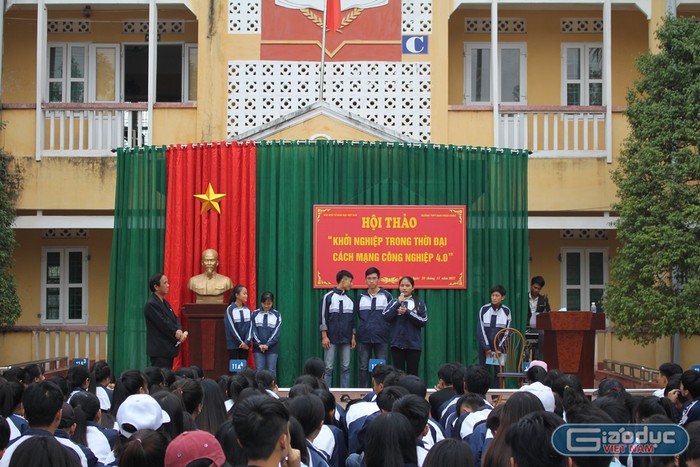 Trong phần giao lưu, nhiều bạn trẻ đã mạnh dạn bày tỏ quan điểm, ước mơ và trăn trở của mình trước toàn trường (Ảnh: Lại Cường)