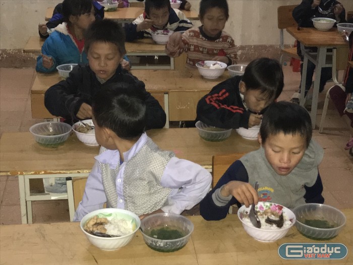 Hạnh phúc của các con là đến trường được ăn cơm no (Ảnh chụp tại điểm trường trung tâm)