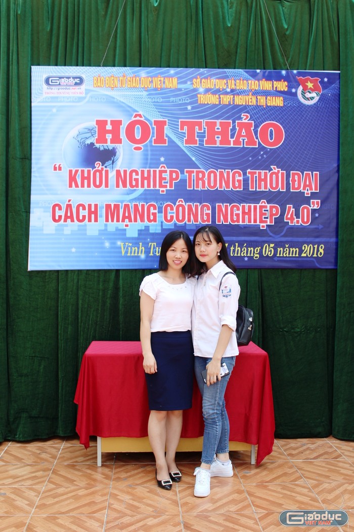 Cô giáo Hà Thị Liên và học sinh trong buổi hội thảo: &quot;Khởi nghiệp trong thời kỳ cách mạng công nghiệp 4.0&quot; (Ảnh: Lại Cường)