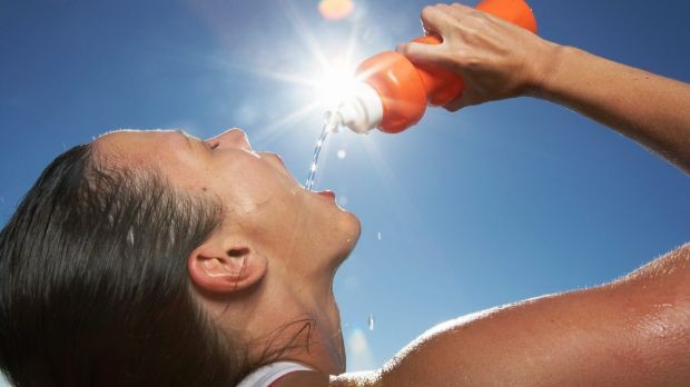 Trời nóng cần bổ sung nước ngay cả khi không khát. (Ảnh minh họa: Internet)
