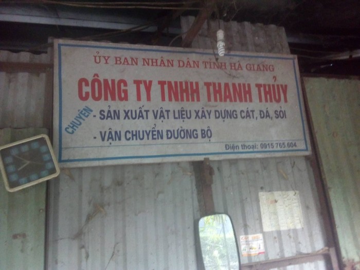 Sau hơn 1 năm ngày xảy ra vụ việc, tài sản của công ty Thanh Thủy vẫn nằm trên đất của bà Nhiệu. (Ảnh: LC)