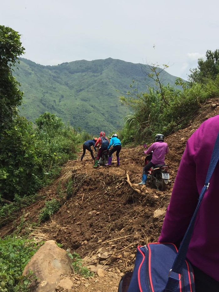 Mùa mưa, đường vào bản Suối Ó bị đất đá che lấp hoàn toàn, để đến đường với trường, các cô vừa đi vừa mở đường lại từ đầu. (Ảnh:LC)