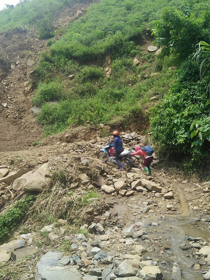 Trên hành trình vào với điểm trường trong Suối Ó, không thể thiếu quãng đường trèo đèo, lội suối, đẩy nhau qua từng con dốc. (Ảnh: LC)