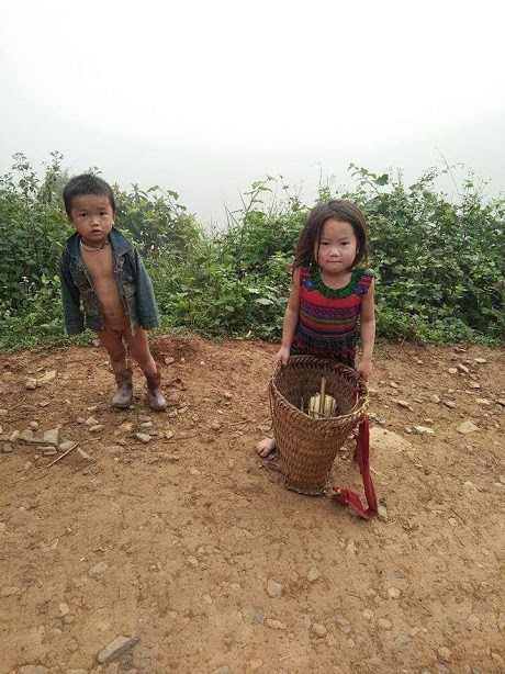 Những đứa trẻ lớn lên như những hòn đất giữa cao nguyên, chúng chờ con chữ, lời ca từ các cô giáo cắm bản. (Ảnh: LC)